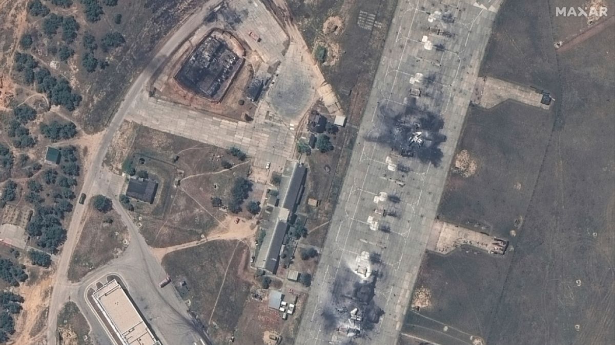 Satellitenbilder zeigen ein zerstörtes MiG 31 Kampfflugzeug und ein Treibstofflager auf dem Luftwaffenstützpunkt Belbek. (Foto)