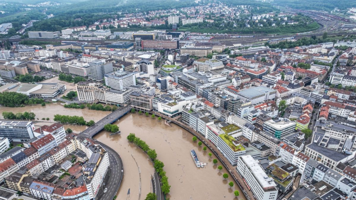 Die Stadtautobahn A620 in Saarbrücken steht unter Wasser.  (Foto)