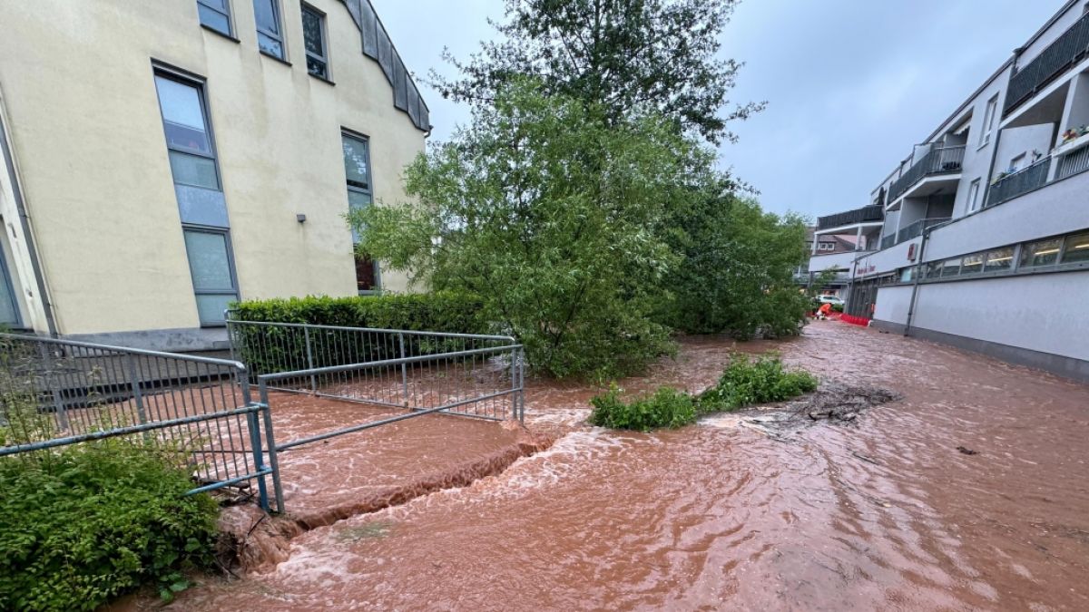 Wassermassen sind nach extremem Dauerregen in Neunkirchen zwischen zwei Gebäuden zu sehen. (Foto)