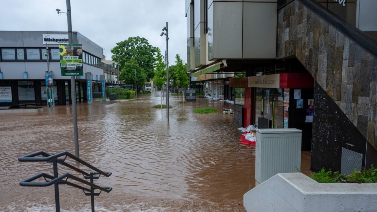 Das Hochwasser der Theel hat Teile der Innenstadt von Lebach überflutet. (Foto)