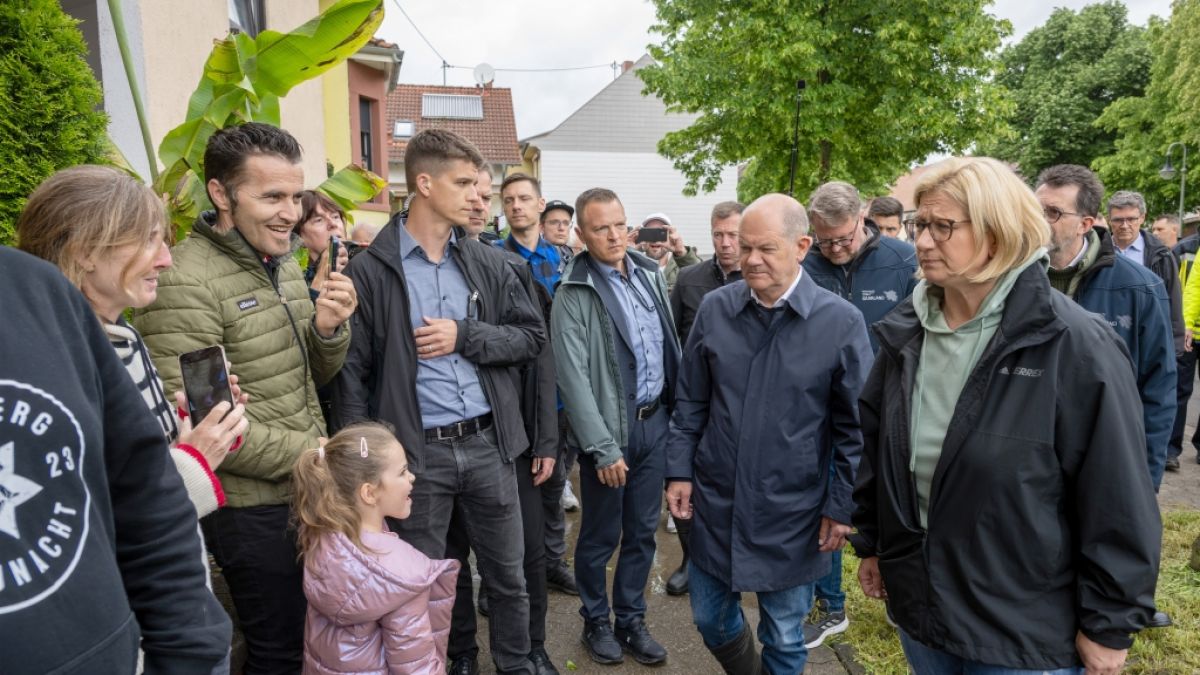 Olaf Scholz zeigte sich in Gummistiefeln. (Foto)