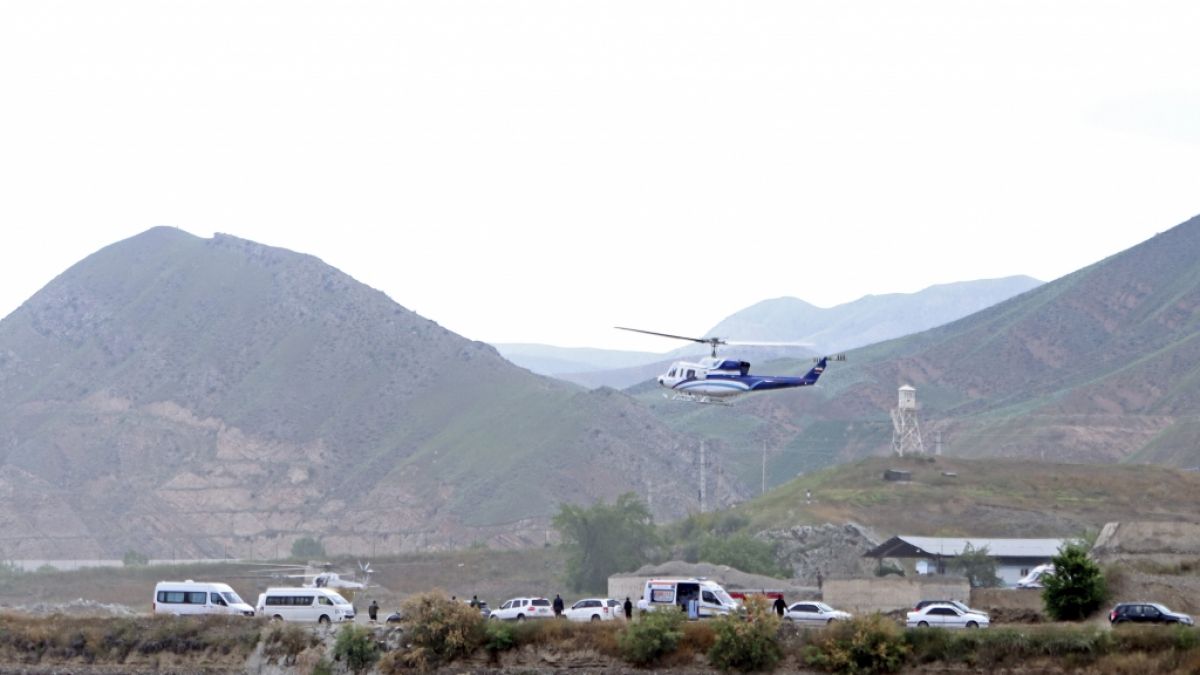 Es dürfte eines der letzten Fotos des Präsidentenhubschraubers vor dem Absturz sein: Der Helikopter mit dem iranischen Präsidenten Ebrahim Raisi an Bord hebt an der iranischen Grenze zu Aserbaidschan ab. (Foto)