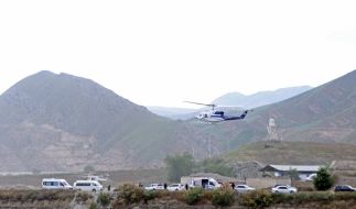 Es dürfte eines der letzten Fotos des Präsidentenhubschraubers vor dem Absturz sein: Der Helikopter mit dem iranischen Präsidenten Ebrahim Raisi an Bord hebt an der iranischen Grenze zu Aserbaidschan ab.