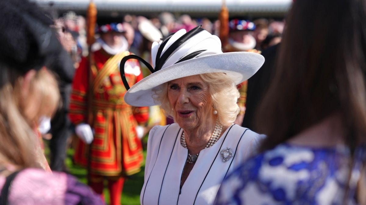 Königin Camilla wurde bei den Badminton Horse Trials im angeregten Gespräch mit Rose Hanbury erwischt, über die Gerüchte kursieren, sie sei die heimliche Geliebte von Prinz William. Königin Camilla wurde bei den Badminton Horse Trials im angeregten Gespräch mit Rose Hanbury erwischt, über die Gerüchte kursieren, sie sei die heimliche Geliebte von Prinz William. (Foto)