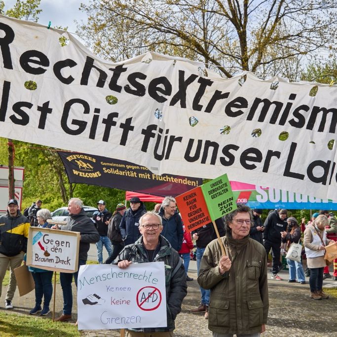 Auch im Monat der Europawahl bleibt Deutschland laut gegen Menschenhass und rechtes Gedankengut: Für Juni 2024 sind etliche Demonstrationen für Demokratie un Miteinander angekündigt worden.