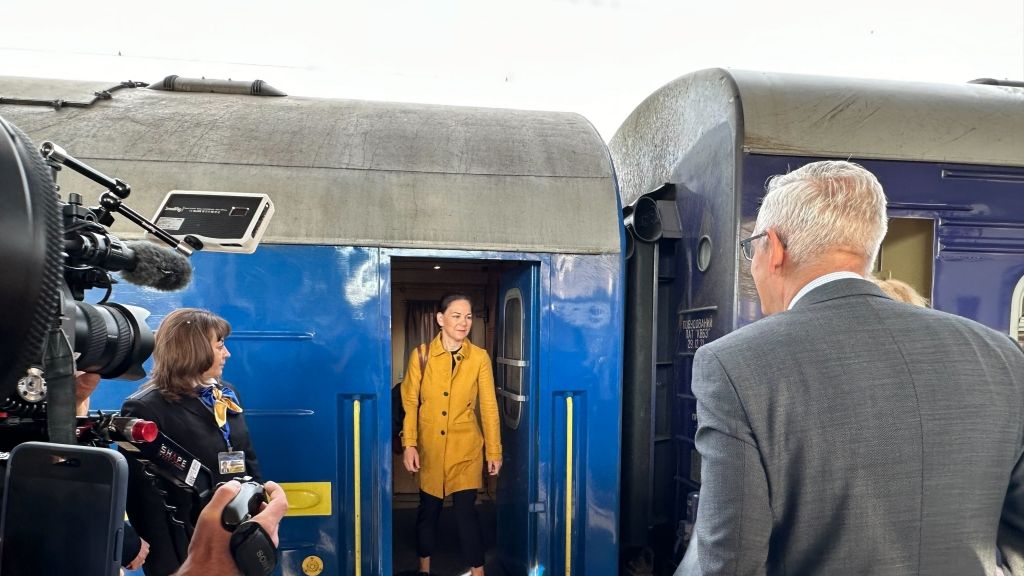 Außenministerin Annalena Baerbock ist im Mai 2024 zu einem Solidaritätsbesuch in die Ukraine gereist. Bei der Ankunft am Bahnhof Kiew wurde sie vom deutschen Botschafter Martin Jäger und einer Vertreterin des ukrainischen Protokolls empfangen. (Foto)