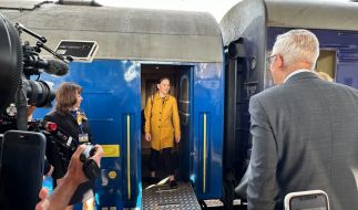 Außenministerin Annalena Baerbock ist im Mai 2024 zu einem Solidaritätsbesuch in die Ukraine gereist. Bei der Ankunft am Bahnhof Kiew wurde sie vom deutschen Botschafter Martin Jäger und einer Vertreterin des ukrainischen Protokolls empfangen.