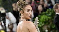 Jennifer Lopez heizt Fans auf Instagram im weißen Rüschenkleid ein.