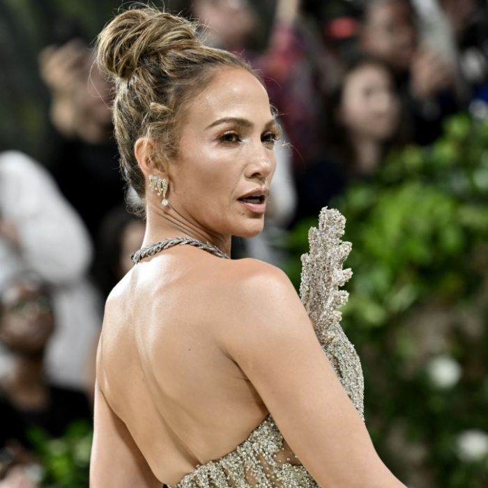 Elegantes Outfit begeistert Fans - J.Lo lässt im weißen Kleid tief blicken
