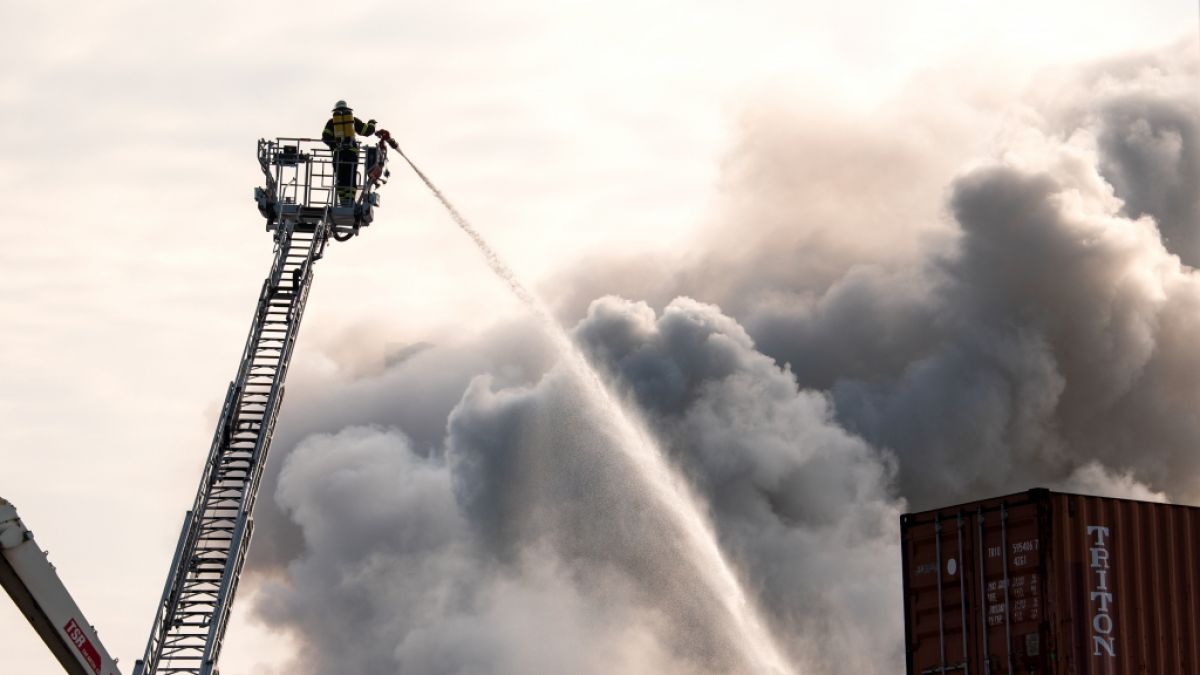 #Großbrand in Hamburger Port: Feuerwehr gibt Alarmierung und Sperrungen wieder gen