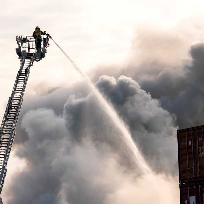 Im Hamburger Hafen ist ein Feuer ausgebrochen. Die Feuerwehr warnte Anwohner vor der Rauchwolke. 