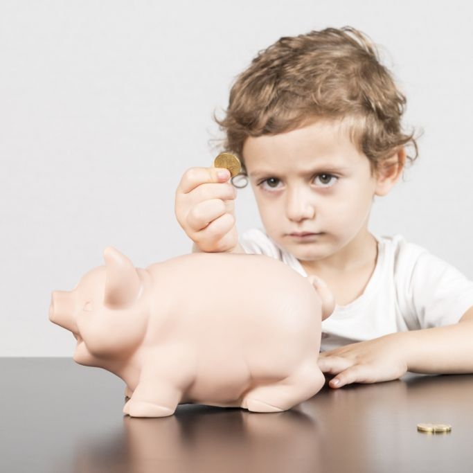 Wer statt dem Sparen im Sparschwein das Geld für den Nachwuchs klug anlegt, kann ein kleines Vermögen aufbauen (Symbolfoto)