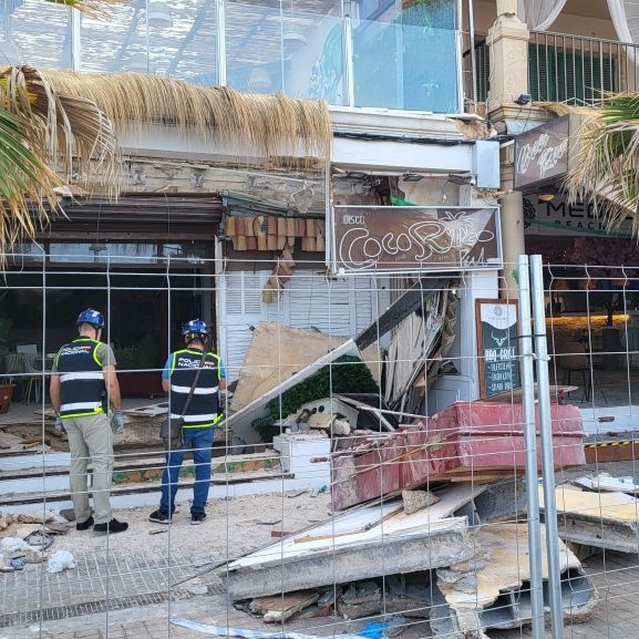 Beim Einsturz eines Restaurants an der Playa de Palma auf Mallorca sind zwei deutsche Frauen und zwei weitere Menschen ums Leben gekommen.