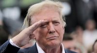Der ehemalige US-Präsident Donald Trump salutiert während der Eröffnungszeremonie des NASCAR Coca-Cola 600 Autorennens.