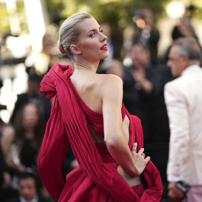 Model Lena verführt in Cannes mit XXL-Beinschlitz