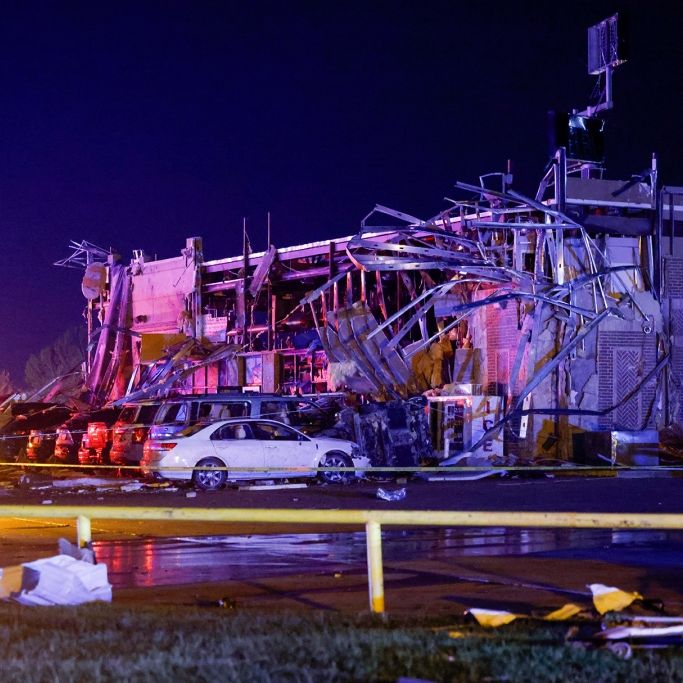 Tornado zerstört komplette Tankstelle - Mann filmt im Inneren mit