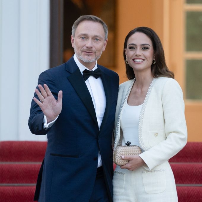 Christian Lindner und seine Frau Franca Lehfeldt vor Schloss Bellevue.