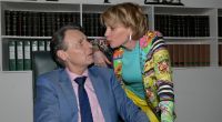 Gerner (Wolfgang Bahro) und Yvonne (Gisa Zach) stehen nach dem überraschenden Tod von Felix Lehmann unter Schock.