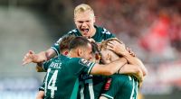Jahn Regensburg hat sich in der Relegation gegen Wehen Wiesbaden durchgesetzt und steigt in die 2. Liga auf.