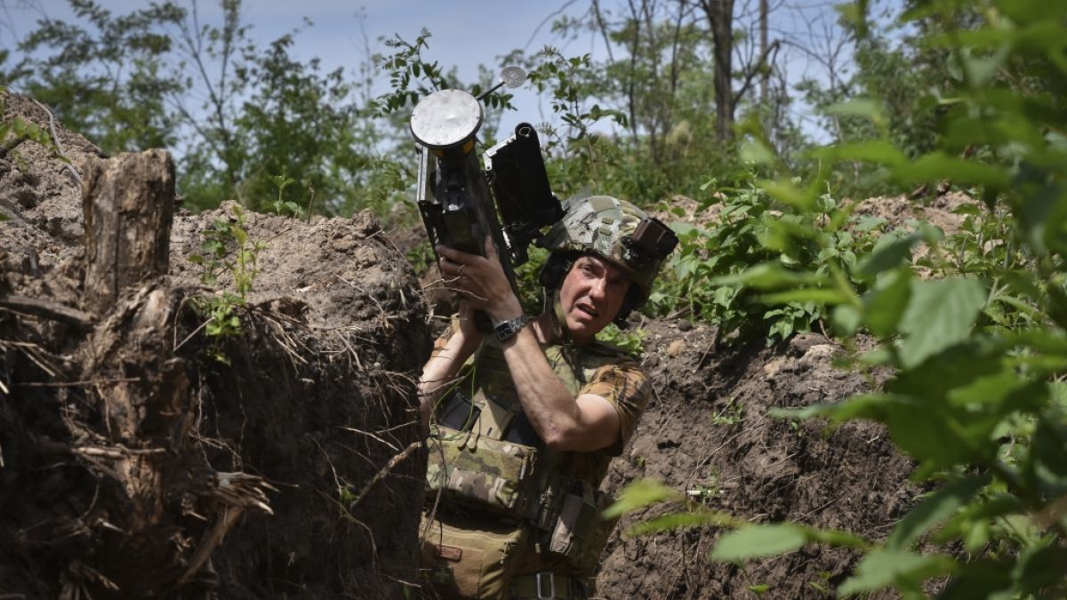 Ein ukrainischer Soldat trägt in einem Graben einen US-amerikanischen Stinger-Flugabwehrraketenwerfer. Ein Experte warnt jetzt davor, dass die Nato eigenes Personal an die Front schickt. (Foto)