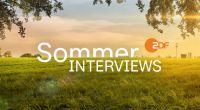 Sowohl in der ARD als auch im ZDF stehen während der parlamentarischen Sommerpause 2024 erneut wöchentliche Sommerinterviews mit Deutschlands Spitzenpolitikern und -politikerinnen auf dem Plan.
