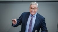 CDU-Außenpolitiker Norbert Röttgen spricht für den Einsatz westlicher Waffen gegen Ziele in Russland aus. Auch Bundeskanzler Olaf Scholz habe seine Position dazu klar korrigiert, behauptete er bei 