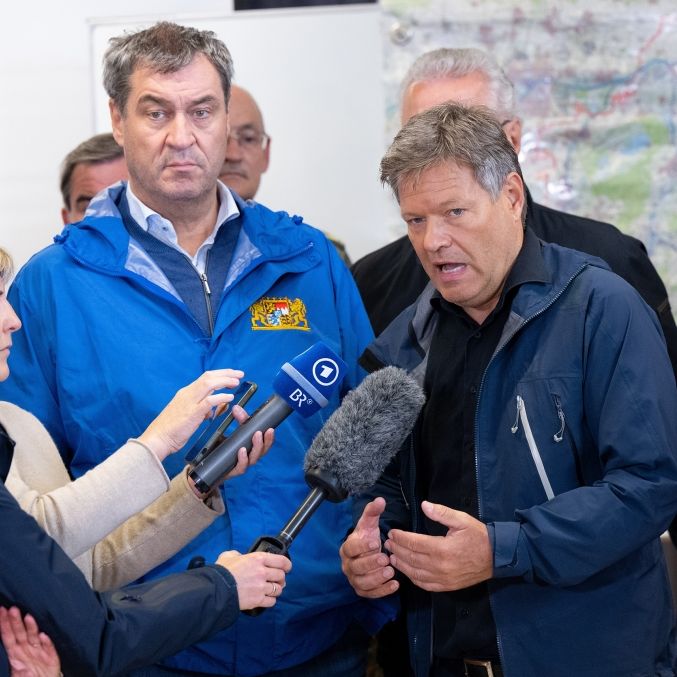 Bayerns Ministerpräsident Markus Söder besucht das Hochwassergebiet und kassiert scharfe Kritik.