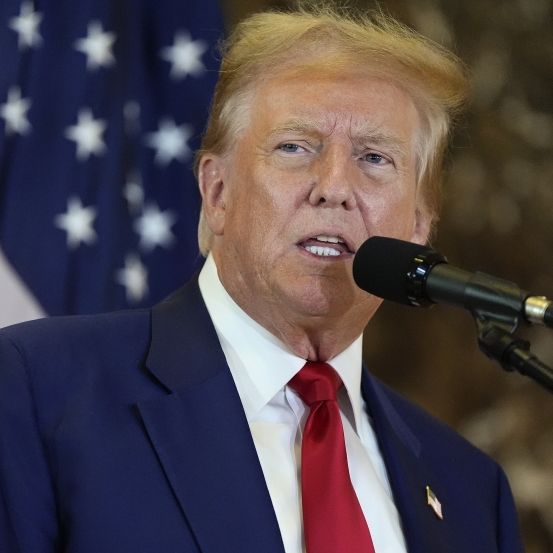 Halluziniert Trump? Dieser skurrile Auftritt wirft Fragen auf