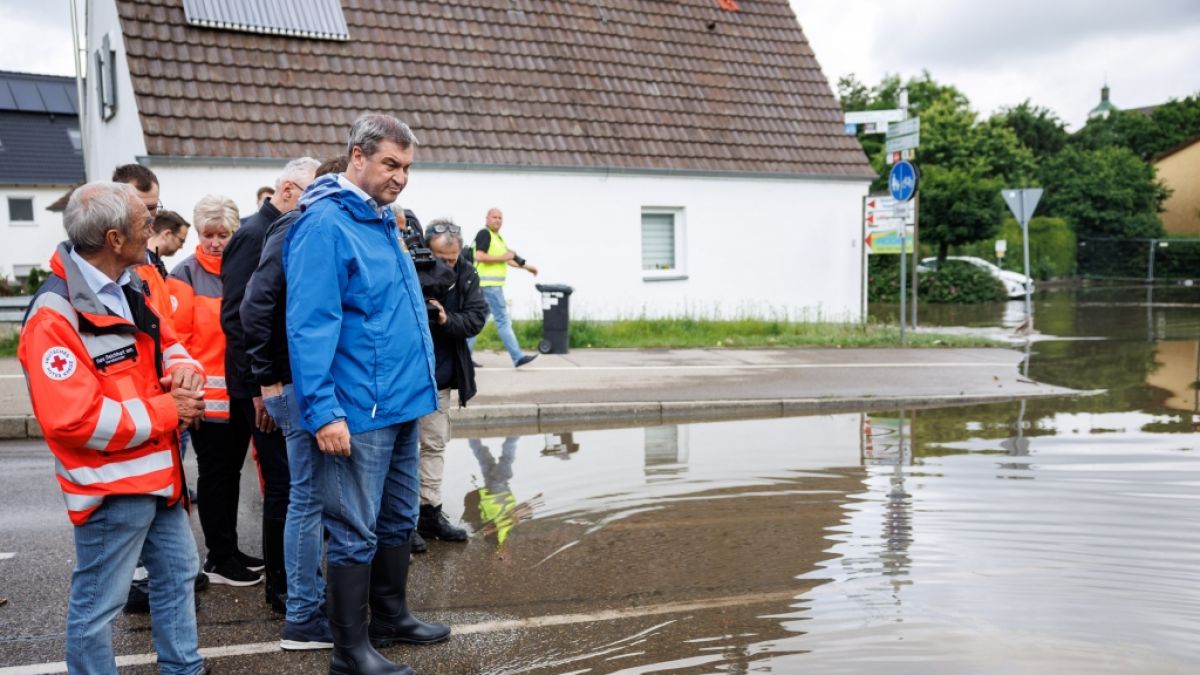 Markus Söder verschafft sich einen Überblick zur Hochwasserlage an einer überfluteten Straße nahe der Donaubrücke in Günzburg. (Foto)