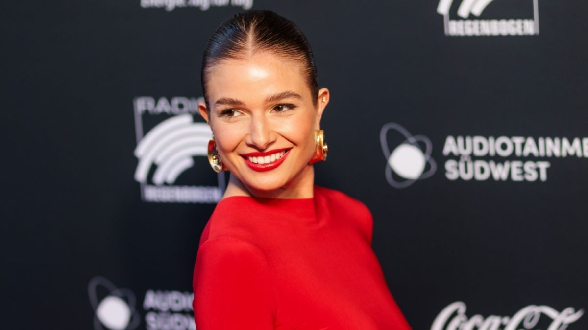 Lola Weippert zeigte ihren Poolboy und verdonnerte die Fans zum Schweigen. Lola Weippert zeigte ihren Poolboy und verdonnerte die Fans zum Schweigen. (Foto)