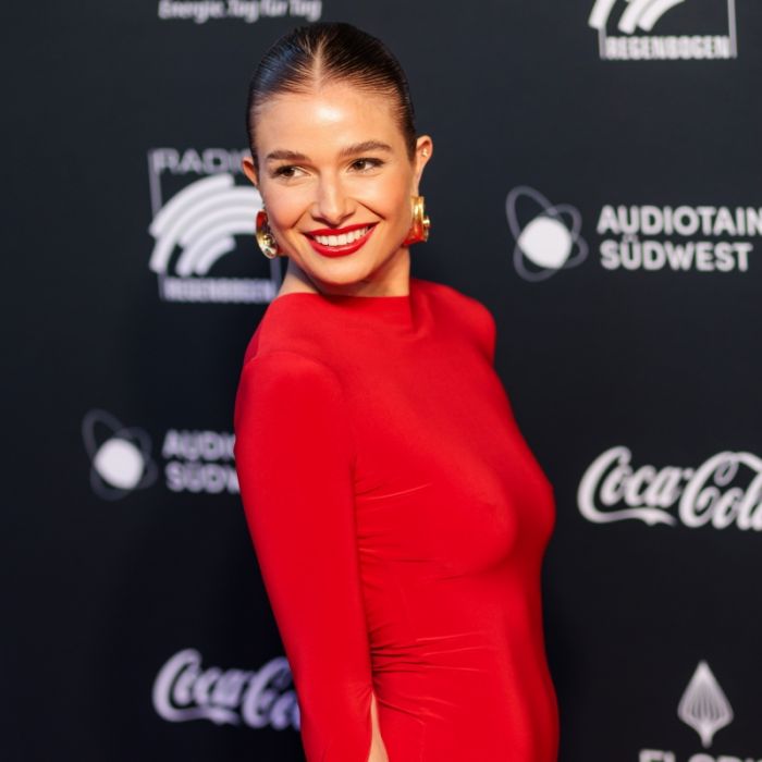 Im hautengen Kleid zeigt die Moderatorin zeigt ihren 