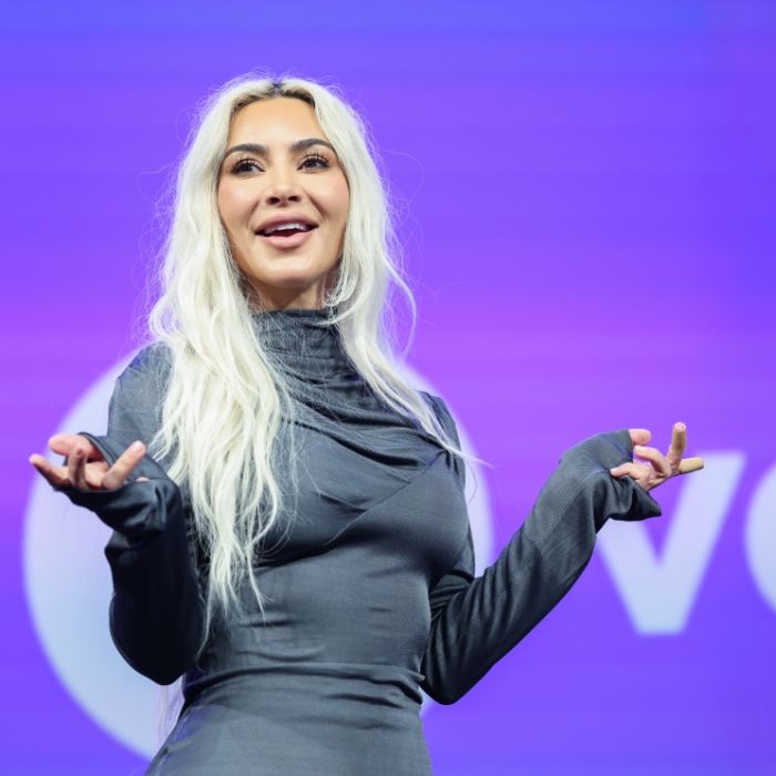 Völlig kopflos zeigt sie uns ihre Schmuckstücke