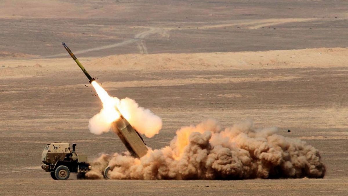 Der US-Raketenwerfer HIMARS beim Abschuss einer Rakete. Der US-Raketenwerfer HIMARS beim Abschuss einer Rakete. (Foto)