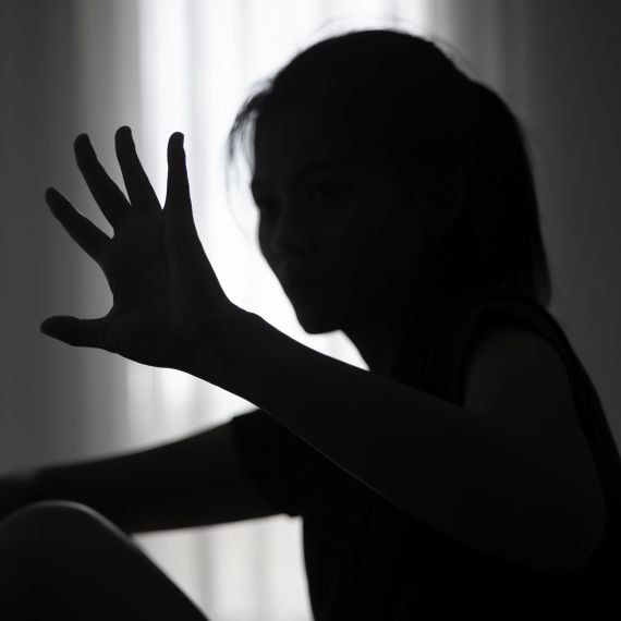 Video zeigt Schock-Tat: Mädchen-Gang prügelt auf 15-Jährige ein