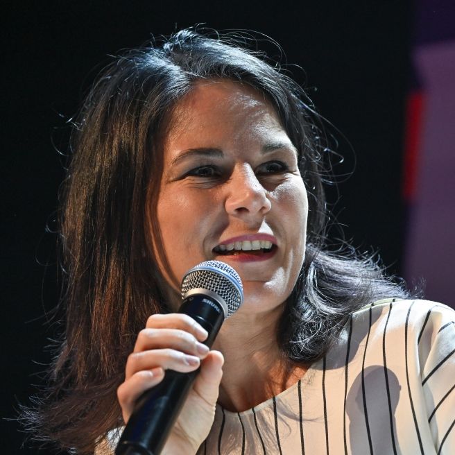 Außenministerin überrascht mit Wahlaufruf im Sport-Outfit