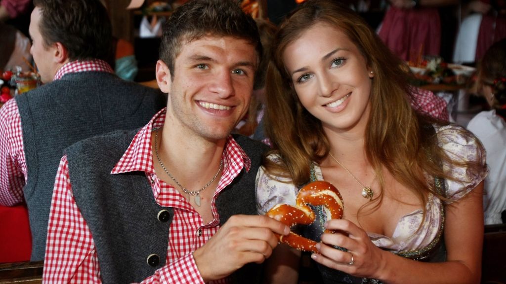 Ein Herz und eine Seele: Thomas Müller vom FC Bayern München führte seine Lisa 2009 zum Traualtar. (Foto)