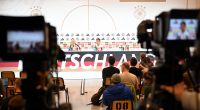 In täglichen Pressekonferenzen informiert der DFB seine Fans über die wichtigsten EM-Entscheidungen. Dabei kommen auch die Nationalspieler zu Wort.