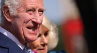 König Charles III. konnte sich der Knutsch-Attacke im Palast nicht entziehen - Königin Camilla war daran jedoch gänzlich unbeteiligt.