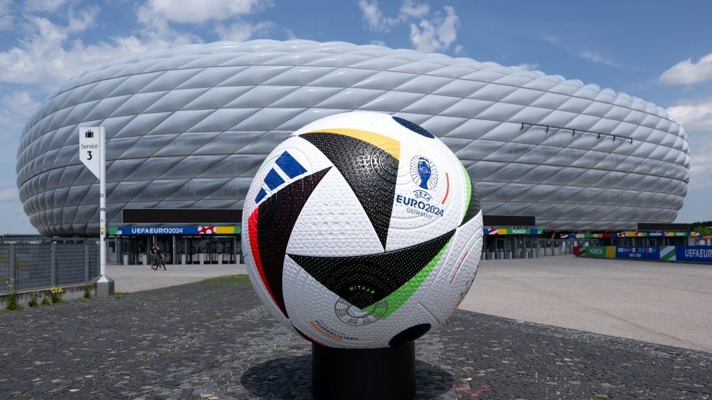Fußball Arena München (Kapzität: 66.000): 4 Vorrundenspiele, 1 Achtelfinale, 1 Halbfinale (Foto)