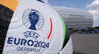 Ein riesiger Spielball der UEFA EURO 2024 ist vor der München Fußball Arena aufgebaut.