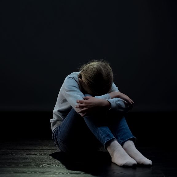 Mädchen (12) von Jugendlichen vergewaltigt, weil es Jüdin ist