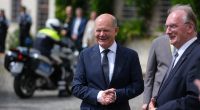 Bundeskanzler Olaf Scholz (l.) hatte bei der MPK-Ost in Wittenberg neben Sachsen-Anhalts Regierungschef Reiner Haseloff offenbar viel Spaß.