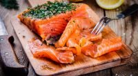 Schlechte Nachrichten für Feinschmecker: Aktuell wird Graved Lachs wegen einer gesundheitsschädlichen Bakterien-Verunreinigung zurückgerufen (Symbolfoto).