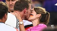 Bundestrainer Julian Nagelsmann gibt Freundin Lena ein Küsschen.