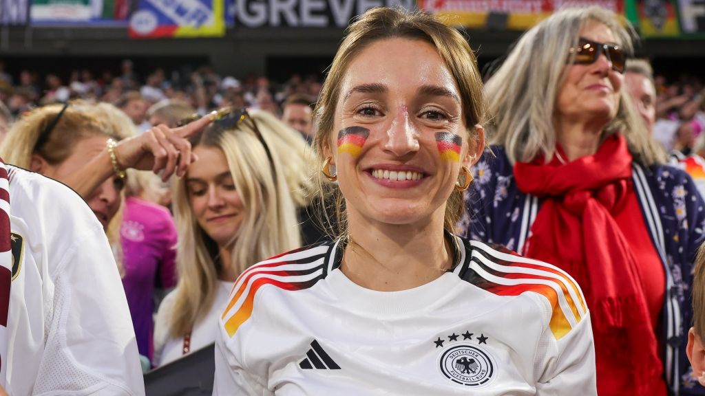 Lena Wurzenberger, Freundin von Bundestrainer Julian Nagelsmann, verpasst keine DFB-Spiel bei dieser Fußball-EM. (Foto)