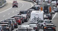Stau-Alarm auf Deutschlands Autobahnen: Aufgrund der in einigen Bundesländern beginnenden Sommerferien warnt der ADAC schon Ende Juni 2024 vor erhöhter Stau-Gefahr.