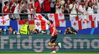 Georgiens Star Khvicha Kvaratskhelia jubelt nach seinem Treffer mit den Fans. Durch einen Sieg über Favorit Portugal zog der EM-Neuling sensationell ins Achtelfinale ein.