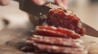 Rewe ruft aktuell italienische Salami zurück.