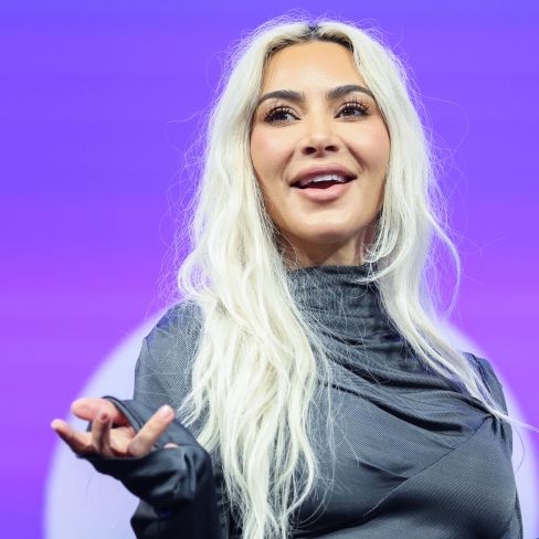 Ihr Kleid verbirgt nichts: Diese Maxi-Kurven sollen alle bestaunen