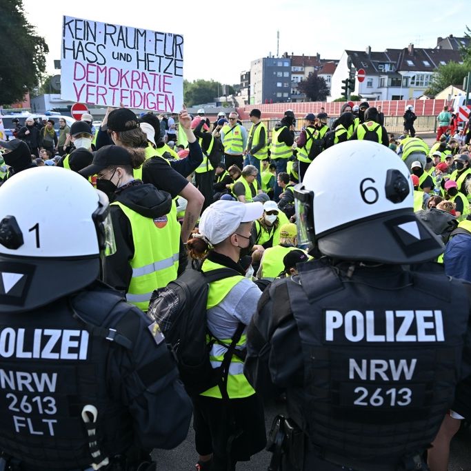 Randalen, Festnahmen und Co.: 28 Polizisten bei Gegenprotest verletzt